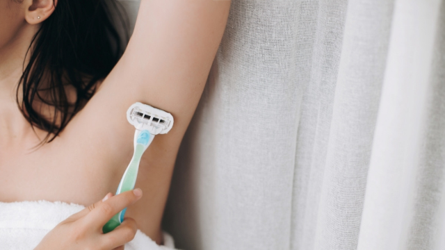 Cara Mencukur Bulu Ketiak yang Benar Agar Tidak Hitam dan Iritasi